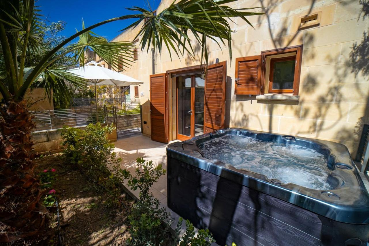 Getawaynpetto Private Duplex Maisonette With Jacuzzi Hot Tub Mgarr Exterior photo