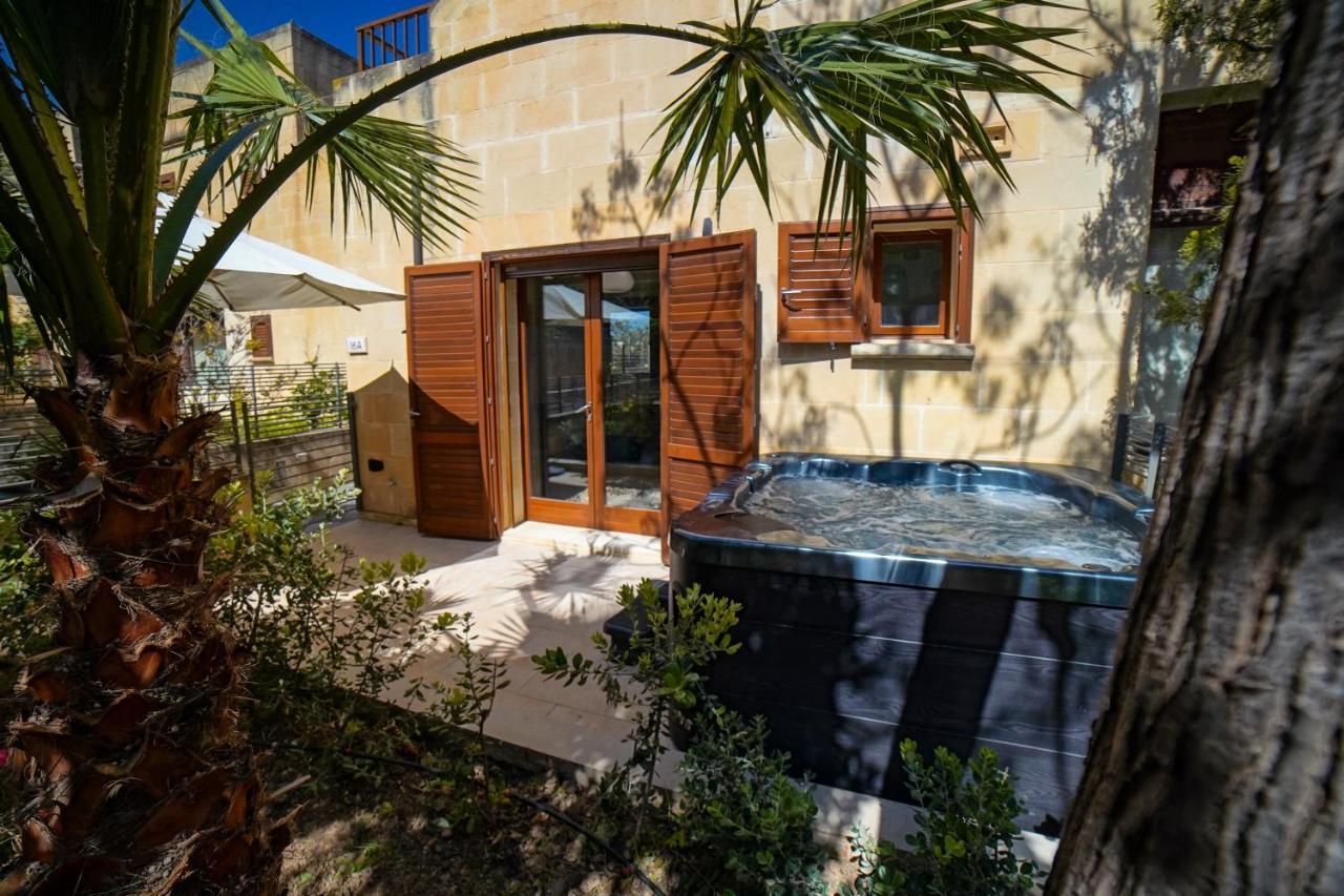 Getawaynpetto Private Duplex Maisonette With Jacuzzi Hot Tub Mgarr Exterior photo