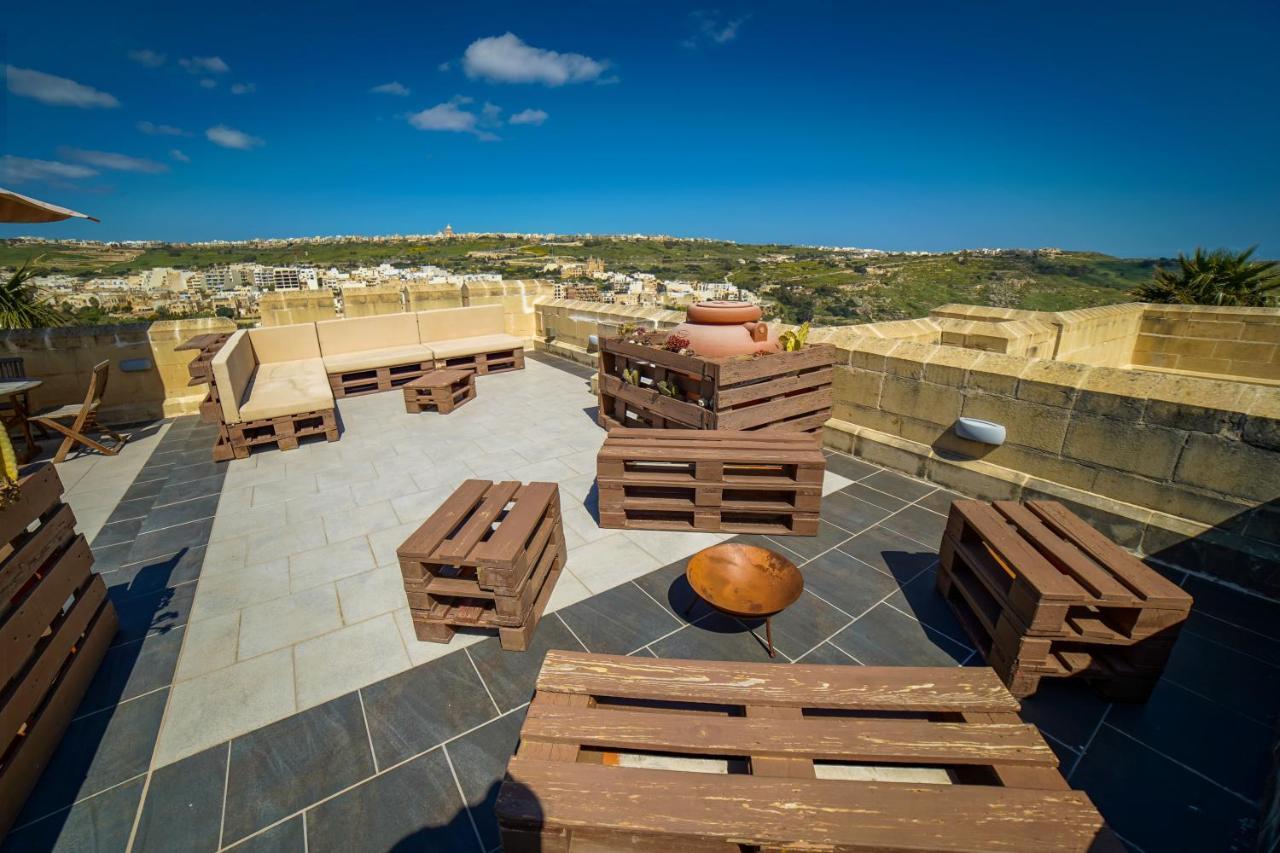 Getawaynpetto Private Duplex Maisonette With Jacuzzi Hot Tub Mgarr Exterior photo